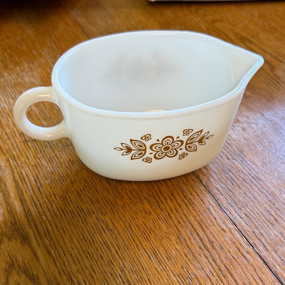 1970’s Pyrex Butterfly Gold Gravy Boat and Under plate - Picture 7 of 8